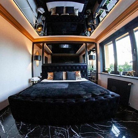 Black Night Willa Pulkowa Apartment Varşovia Exterior foto