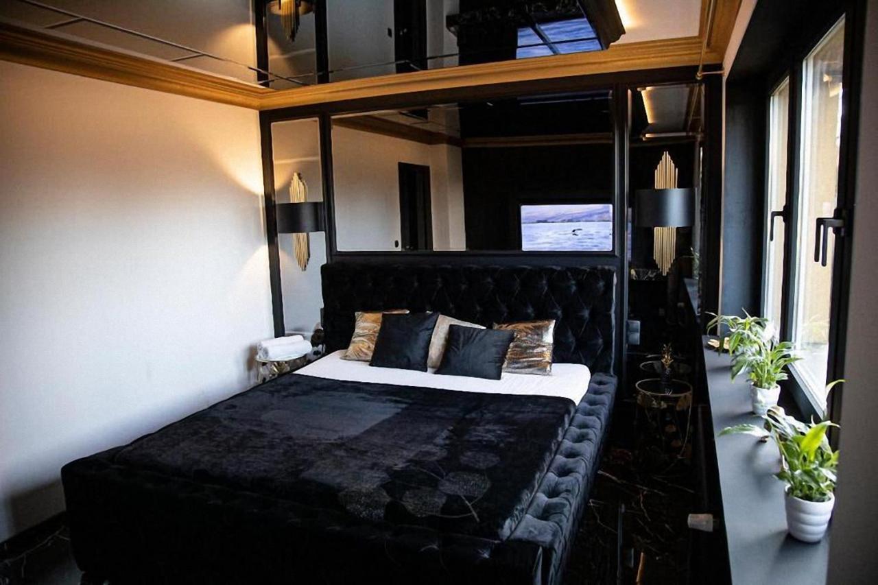 Black Night Willa Pulkowa Apartment Varşovia Exterior foto